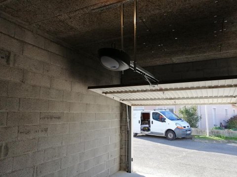 Installation de motorisation d'une porte de garage à Annonay 